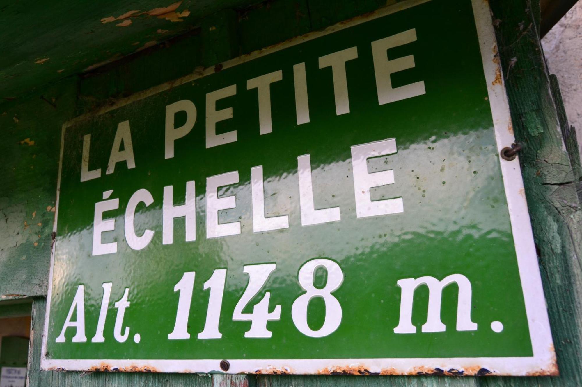 La Petite Echelle Hotel Rochejean Bagian luar foto